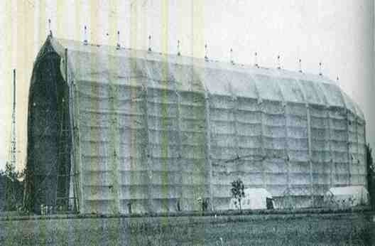 le hangar et sa toile , le pylone d'amarage